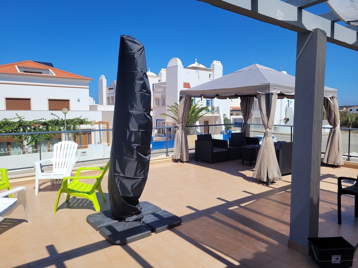 Крыша-терраса с шатром и креслами