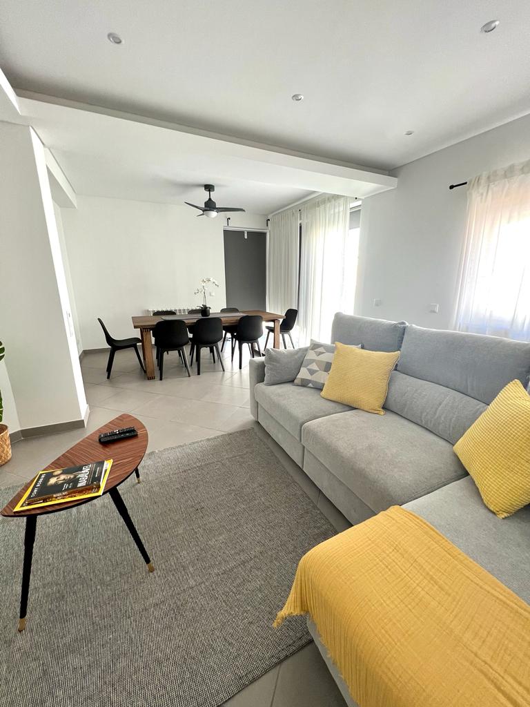 Гостиная с диваном и столовой