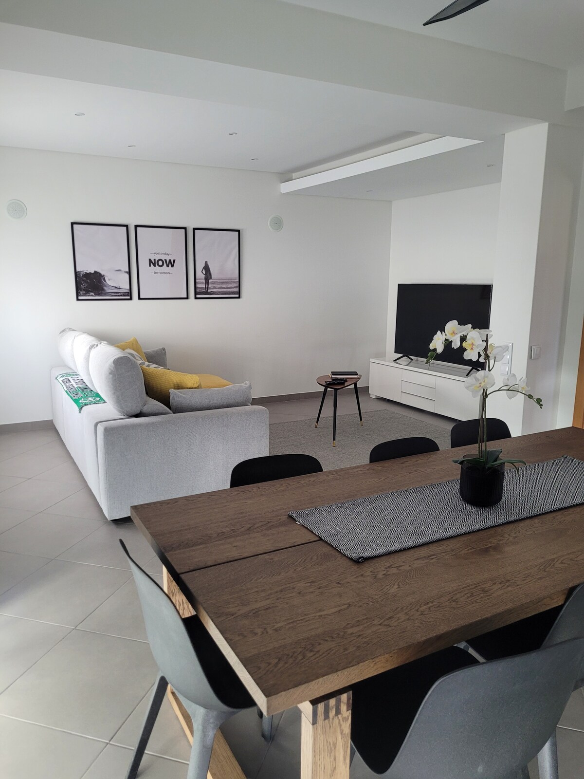 Гостиная — вид со стороны обеденного стола