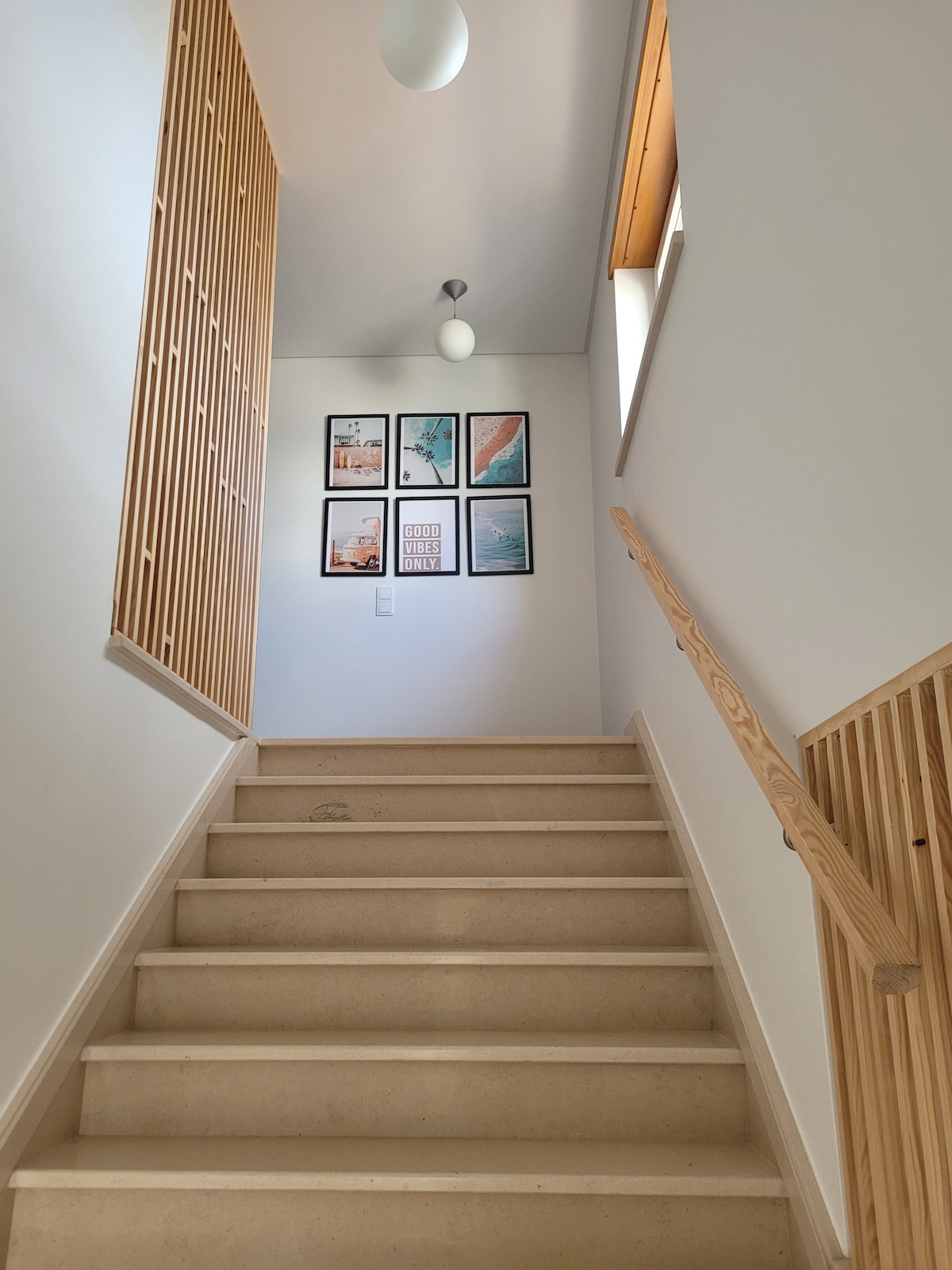 Лестница с серф-постерами Good Vibes Only