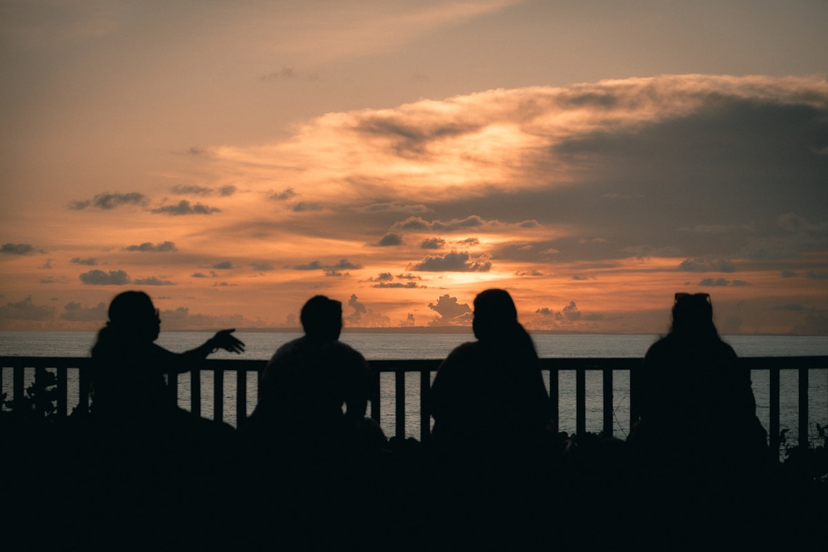 Группа на террасе у океана на закате